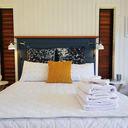 Admiral Waters Bed & Breakfast Cooks Beach Exterior photo